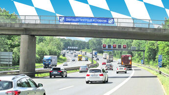 Autobahn in Bayern mit blau-weißem Himmel