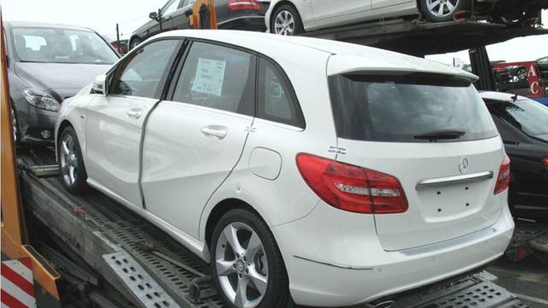 Autobahnschütze: Einschusslöcher an Autos
