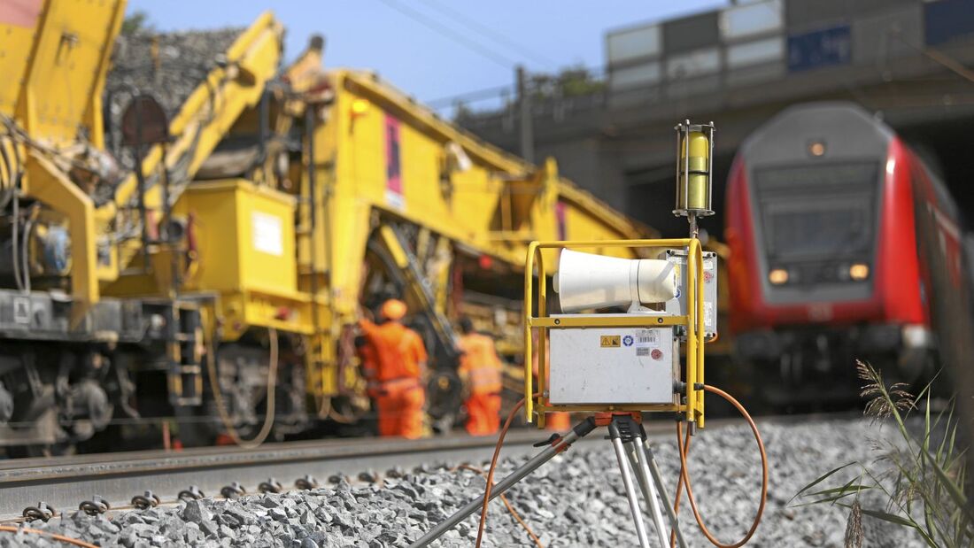 Automatisches RottenwarngerÃ¤t zur Warnung vor herannahenden ZÃ¼gen mit Hilfe optischer und akustischer Signale an einer Gleisbaustelle