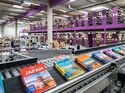 Automatisierte Verlagslogistik von Müller – Die lila Logistik mit Reise- und Kartenpublikationen von Mairdumont.