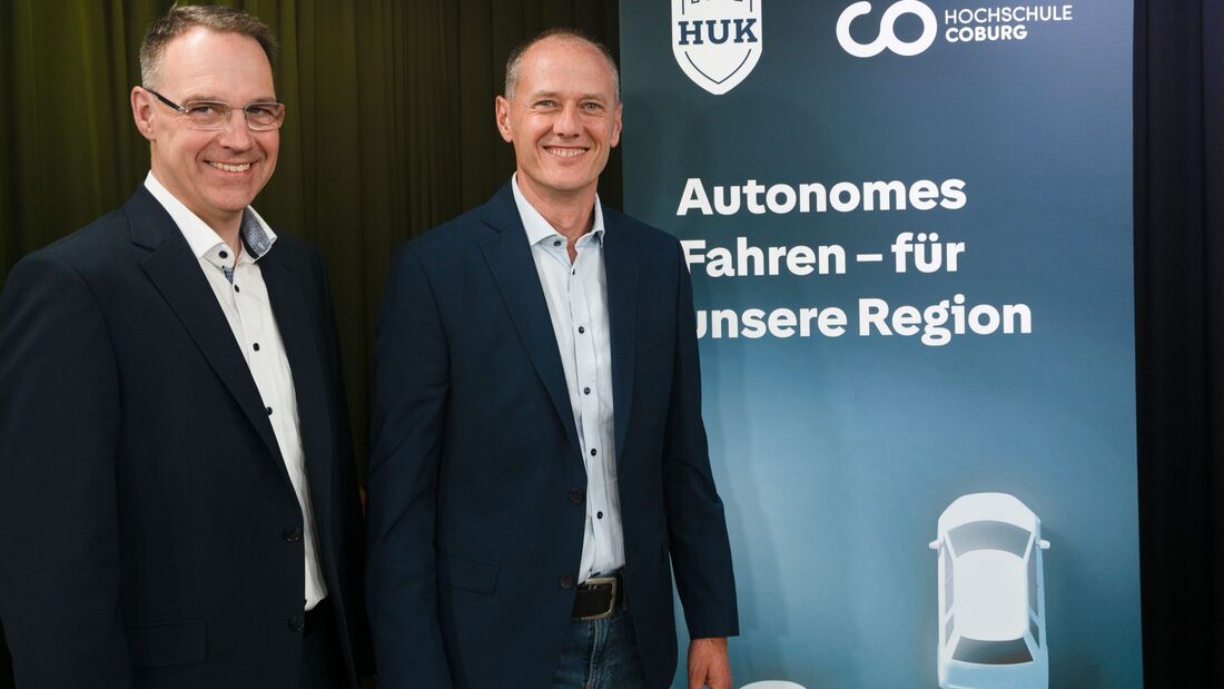 Autonome Shuttles könnten kleinere Orte besser anbinden und den Fahrermangel im Nahverkehr abfedern. Hochschule Coburg und HUK-Coburg sehen Oberfranken als mögliche Modellregion für größere Level-4-Flotten.
