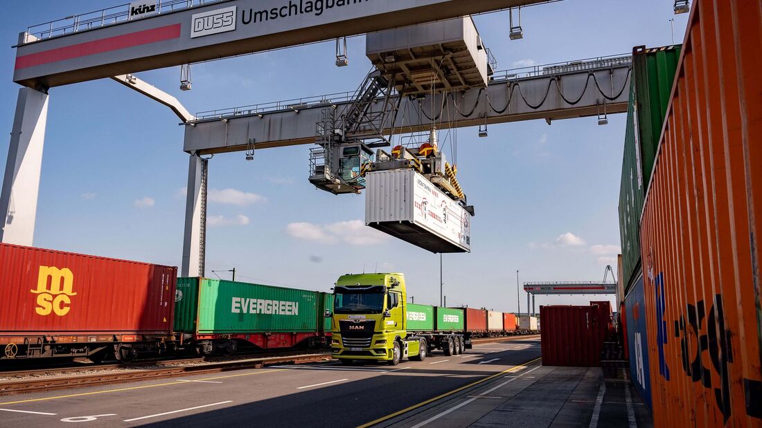 Autonomer MAN TGX unterwegs im DUSS-Terminal in Ulm-Dornstadt