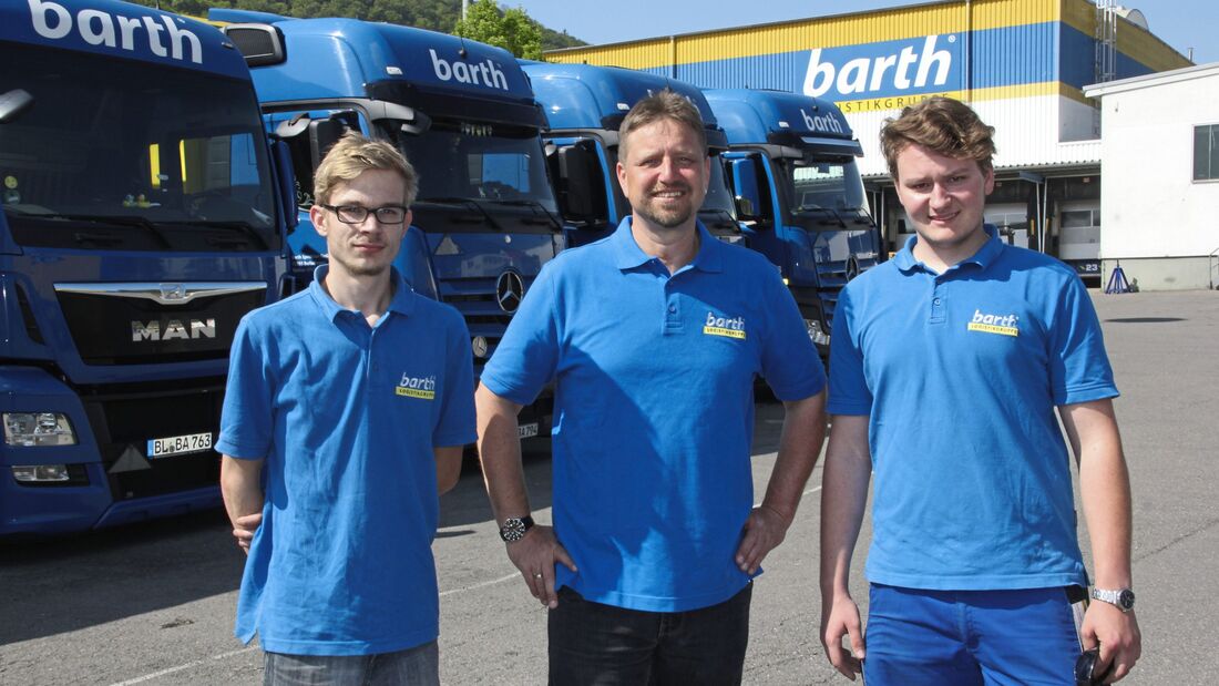 Azubis und Ausbilder gleichermaßen haben am Samstag bei der Barth-Logistikgruppe beim ersten Azubi-Day auf die interessanten Perspektiven der Logistikberufe hingewiesen. Mit dabei auch die angehenden Berufskraftfahrer Markus Vadas (links) und Boris Sauter (rechts) mit Kraftverkehrsmeister Michael Pfister