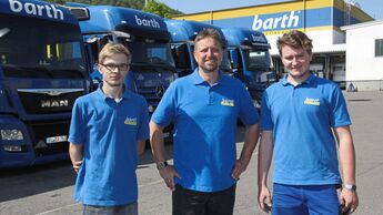 Azubis und Ausbilder gleichermaßen haben am Samstag bei der Barth-Logistikgruppe beim ersten Azubi-Day auf die interessanten Perspektiven der Logistikberufe hingewiesen. Mit dabei auch die angehenden Berufskraftfahrer Markus Vadas (links) und Boris Sauter (rechts) mit Kraftverkehrsmeister Michael Pfister