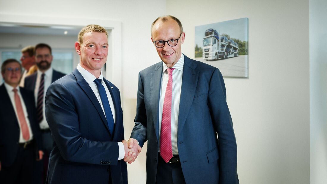BGL-Vorstandssprecher Prof. Dr. Dirk Engelhardt und Bundeskanzler Friedrich Merz bei der Akkermann Transport GmbH, Moormerland.