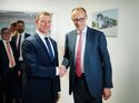 BGL-Vorstandssprecher Prof. Dr. Dirk Engelhardt und Bundeskanzler Friedrich Merz bei der Akkermann Transport GmbH, Moormerland.