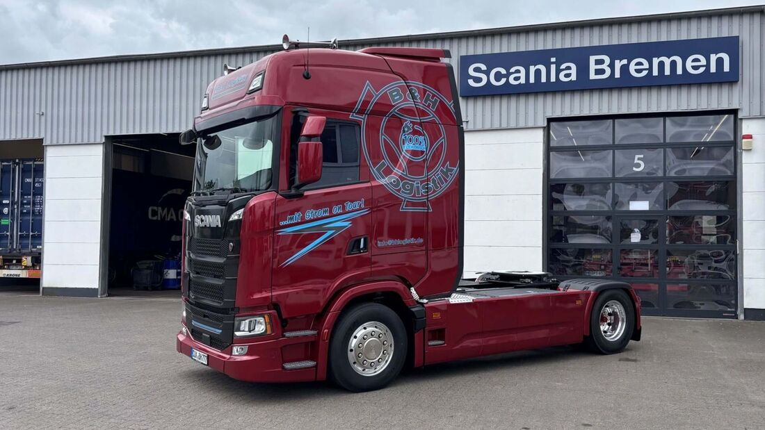 Batterieelektrischer Scania 40 S von B&H Logistik vor der Scania-Niederlassung in Bremen. Der E-Lkw ist mit Megawatt Charging System ausgestattet.
