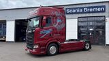 Batterieelektrischer Scania 40 S von B&H Logistik vor der Scania-Niederlassung in Bremen. Der E-Lkw ist mit Megawatt Charging System ausgestattet.