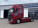 Batterieelektrischer Scania 40 S von B&H Logistik vor der Scania-Niederlassung in Bremen. Der E-Lkw ist mit Megawatt Charging System ausgestattet.