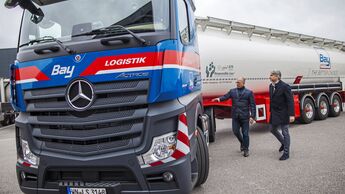 Bay Logistik in Waiblingen, Benedikt Schell (Mercedes Benz-Bank) und Michael Schaaf (Bay Logistik)