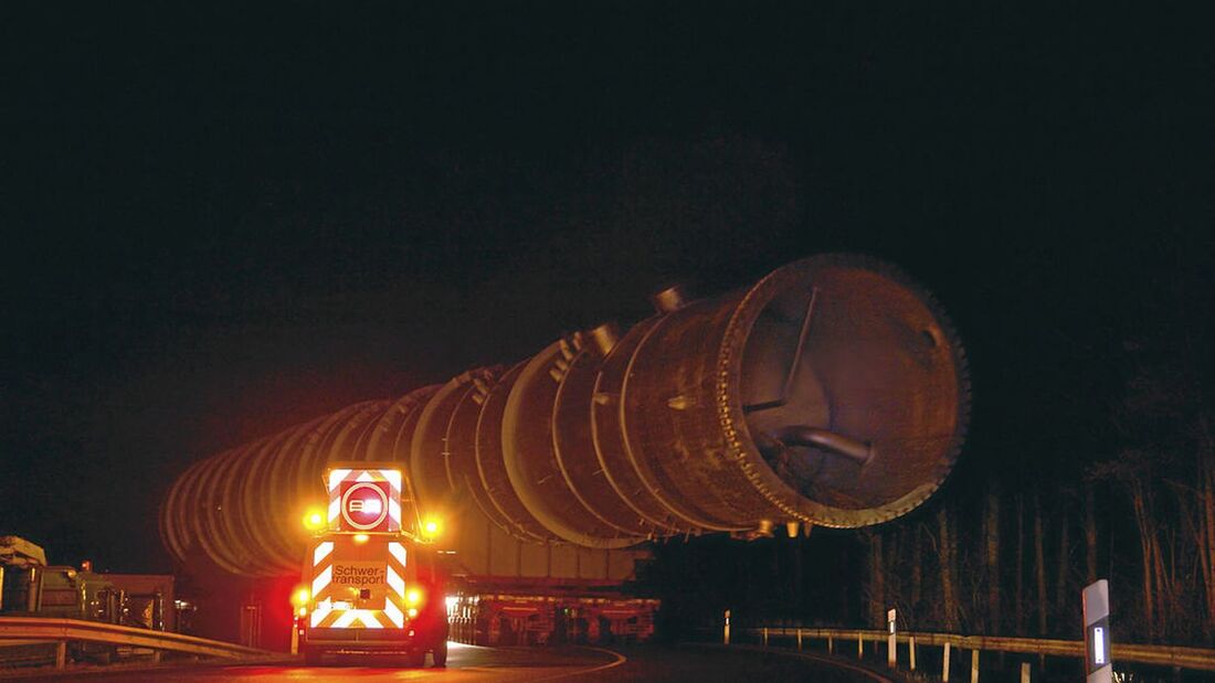 Begleitfahrzeug sichert nach hinten ab.