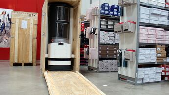 Bei Fiege Logistik haben drei Kommissionier-Roboter ihre Arbeit aufgenommen.