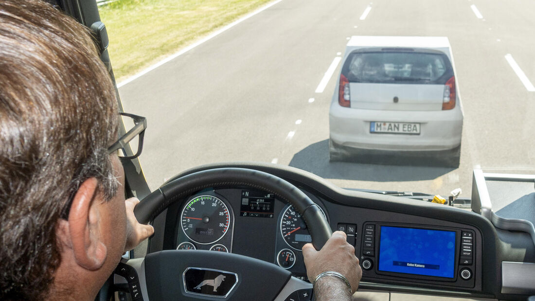 Beim MAN EBA2 arbeiten ein Radarsensor und eine Kamera zusammen. Das hilft nicht nur, ein Hindernis auf der Fahrbahn besser zu erkennen, es verringert auch mögliche Fehlermeldungen.