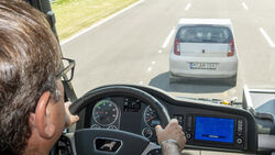 Beim MAN EBA2 arbeiten ein Radarsensor und eine Kamera zusammen. Das hilft nicht nur, ein Hindernis auf der Fahrbahn besser zu erkennen, es verringert auch mögliche Fehlermeldungen.
