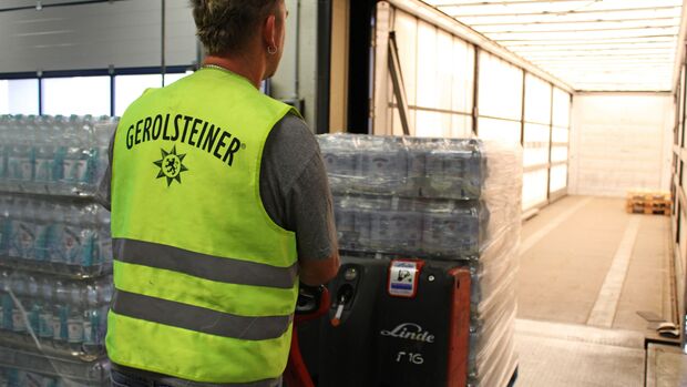 Beladung Lkw bei Gerolsteiner