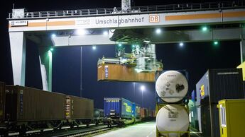 Beladung des BMW-Containerzuges im DUSS - Terminal Leipzig-Wahren