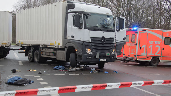 Berlin den 12.12.2019 Klassischer Abbiegeunfall. An der Kreuzung Suedostalle / Kiefholzstrasse wollte ein LKW mit Anhaenger Rechts in die Kiefholzstrasse Rictung Baumschulenweg abbiegen. Dabei erfasste er einen in gleicher Richtung fahrenden maennlichen Radfahrer Ü60. Der Radfahrer wurde schwer aber nicht lebensgefaehrlich verletzt. *** Berlin den 12 12 2019 Classic turning accident At the intersection of Kiefholzstrasse and Suedostalle Kiefholzstrasse, a truck with a trailer wanted to turn right into Kiefholzstrasse, direction Baumschulenweg. It hit a male cyclist Ü60 riding in the same direction.