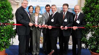 Bernd Markmann, Geschäftsführer Rhenus Bingen, Bianca Biwer, Geschäftsführerin IHK Rheinhessen, Birgit Collin-Langen, Oberbürgermeisterin Bingen, Jürgen Kotschi,  Leiter Logistik Rotkäppchen-Mumm, Dr. Sven Rutkowsky, Vorstand Rhenus, Volker Gabel, Kaufmännischer Direktor Freixenet, Gerd Harmeling, leitender Ministerialrat Wirtschaftsministerium Rheinland-Pfalz

 
