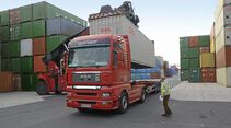 Bernd Pelster auf dem Weg zu seinem Lkw
