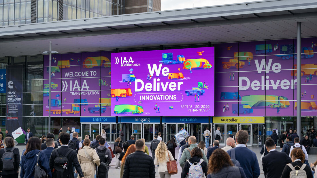 Besucher strömen zum Eingang der IAA Transportation 2026 in Hannover. Insgesamt kamen mehr als 140.000 Menschen zur Nutzfahrzeugmesse.
