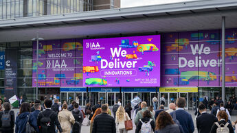 Besucher strömen zum Eingang der IAA Transportation 2026 in Hannover. Insgesamt kamen mehr als 140.000 Menschen zur Nutzfahrzeugmesse.