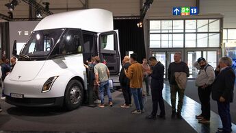 Besucherschlange vor dem Tesla Semi auf der IAA Transportation 2024