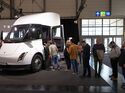 Besucherschlange vor dem Tesla Semi auf der IAA Transportation 2024