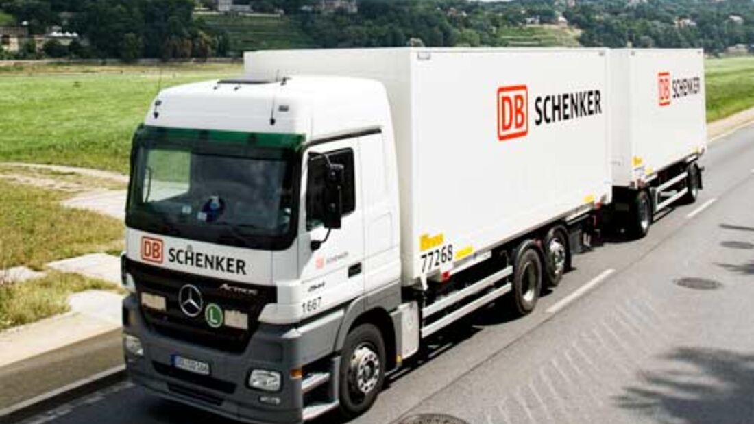 Bild: Schenker-Lkw vor Fußballstadion