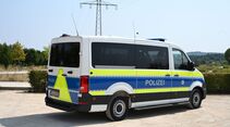Bis zu 1.000 neue Transporter können Bundespolizei und Bereitschaftspolizeien in den kommenden vier Jahren erhalten. Als Basis dient der MAN TGE 3.180 – den eigentlichen Polizeiumbau übernimmt ein Spezialist.