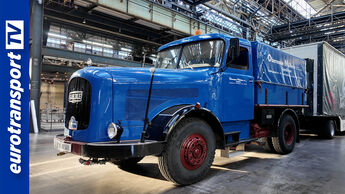 Blauer Kaelble-Oldtimer-Lkw mit Anhänger in der Bochumer Jahrhunderthalle beim Aufbau des Historischen Jahrmarkts. Links sichtbar das eurotransportTV-Logo.