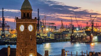Blick auf den Hamburger Hafen bei Dämmerung