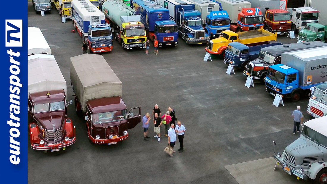 Blick auf einen Parkplatz mit vielen Lkw-Oldtimern.