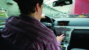 Blindflug mit hohem Risiko / Unterschtzte Gefahr: Unfallursache Ablenkung