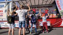 Bonbonregen am FERNFAHRER-Stand auf der IAA 2024