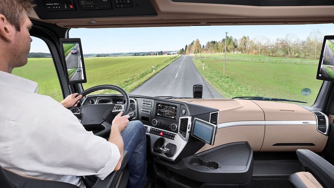 Bosch ergänzt den Arbeitsplatz der Zukunft um ein System aus Displays und Kameras, die den rückwärtigen Verkehr beobachten und die Außenspiegel ersetzen. 