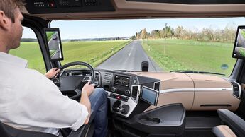 Bosch ergänzt den Arbeitsplatz der Zukunft um ein System aus Displays und Kameras, die den rückwärtigen Verkehr beobachten und die Außenspiegel ersetzen.