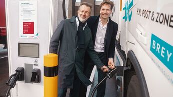 Boudewijn Siemons (links) und Vincent Karremans bei der Eröffnung der Lkw-Ladesäule.