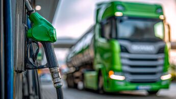 Brennstoff, Pumpe, Düsen Station, Diesel, Logistik, Frachtgut, Benzin, Vehikel, Gas, Truck, Kräfte, Dienstleistungen, Energie, Wirtschaft, Maschinerie, Motoren, Fracht, kommerziell, Lieferung, Industrie, Öl, Lkw, Business, Infrastruktur, Verkehr, Tanker, Bewegung, Grün, Transport, Tankstelle, Straßen, reisen, Zapfsäule