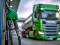 Brennstoff, Pumpe, Düsen Station, Diesel, Logistik, Frachtgut, Benzin, Vehikel, Gas, Truck, Kräfte, Dienstleistungen, Energie, Wirtschaft, Maschinerie, Motoren, Fracht, kommerziell, Lieferung, Industrie, Öl, Lkw, Business, Infrastruktur, Verkehr, Tanker, Bewegung, Grün, Transport, Tankstelle, Straßen, reisen, Zapfsäule