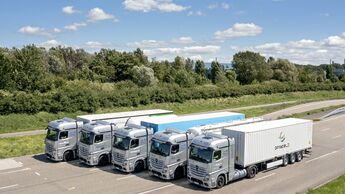 Brennstoffzellen-Lkw im Logistikeinsatz: Start der kundennahen Erprobungen von Mercedes-Benz GenH2 Trucks

Fuel cell trucks deployed in real-life operations: start of initial customer trials with Mercedes-Benz GenH2 Trucks