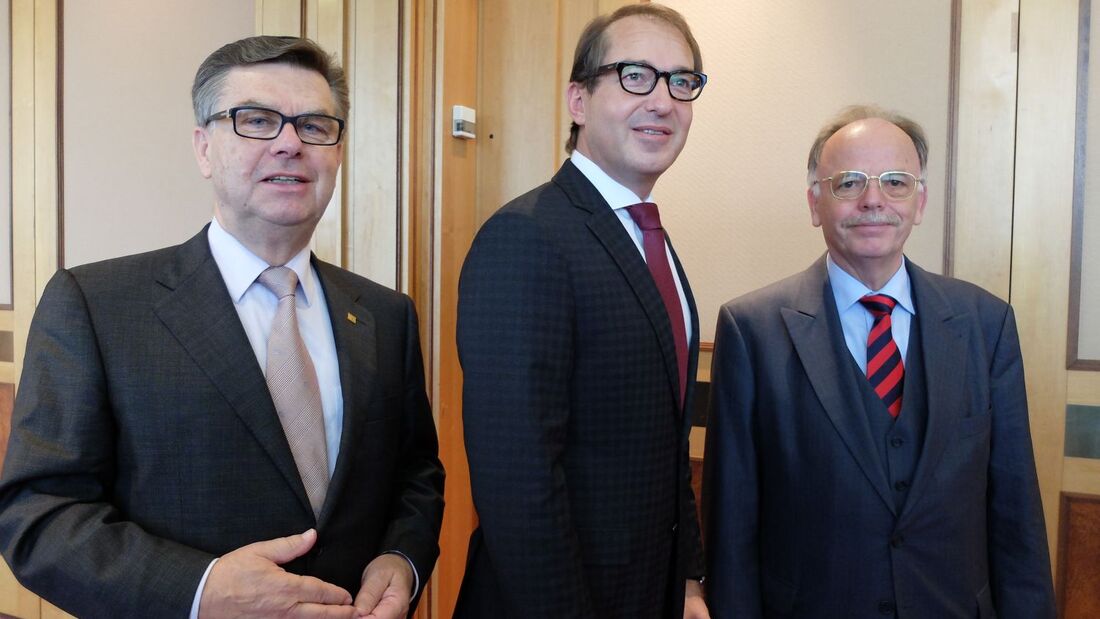 Bundesverkehrsminister Alexander Dobrindt, BGL-Hauptgeschäftsführer Prof. Dr. Karlheinz Schmidt und BGL-Präsident Adalbert Wandt