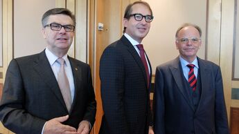 Bundesverkehrsminister Alexander Dobrindt, BGL-Hauptgeschäftsführer Prof. Dr. Karlheinz Schmidt und BGL-Präsident Adalbert Wandt