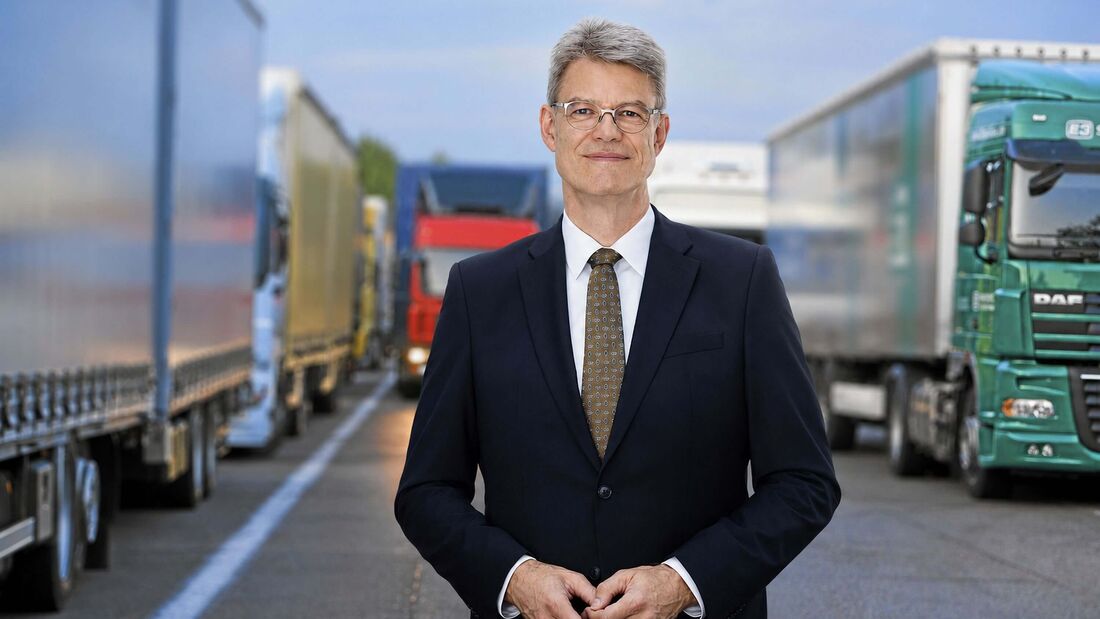 Bundesverkehrsminister Patrick, Schnieder (CDU) auf einem Parkplatz voller Lkw.