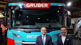 CEO Martin Gruber (links) und Stefan Knapp, Executive Director Fleet bei Gruber Logistics, vor einem E-Lkw von Scania