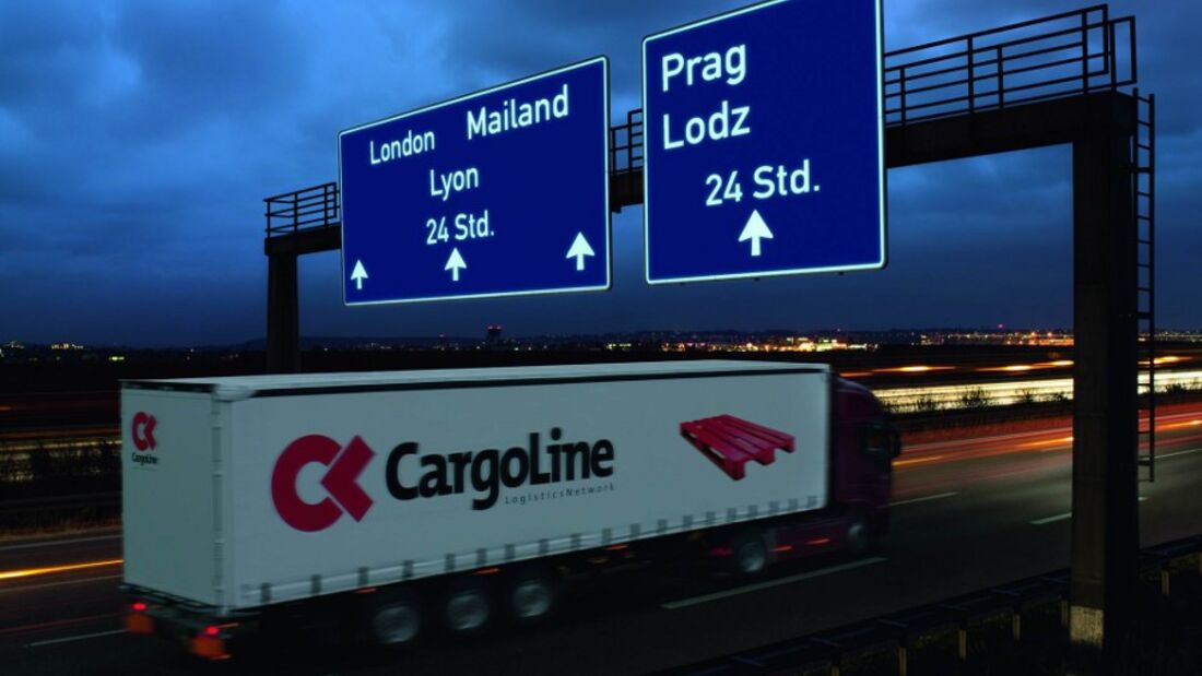 Cargoline-Lkw bei Nacht