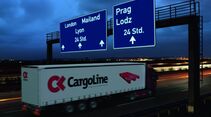 Cargoline-Lkw bei Nacht