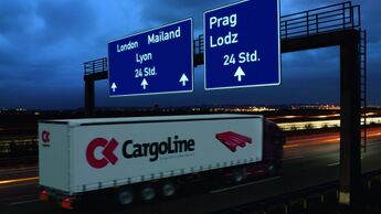 Cargoline-Lkw bei Nacht