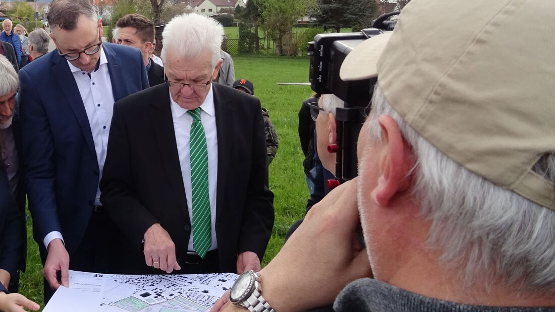 Cellcentric Vertreter zeigen Winfried Kretschmann (Grüne) die Pläne für das geplante Gewerbegebiet Rosenloh in Weilheim an der Teck.