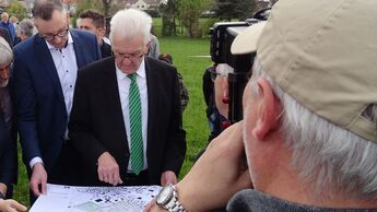 Cellcentric Vertreter zeigen Winfried Kretschmann (Grüne) die Pläne für das geplante Gewerbegebiet Rosenloh in Weilheim an der Teck.