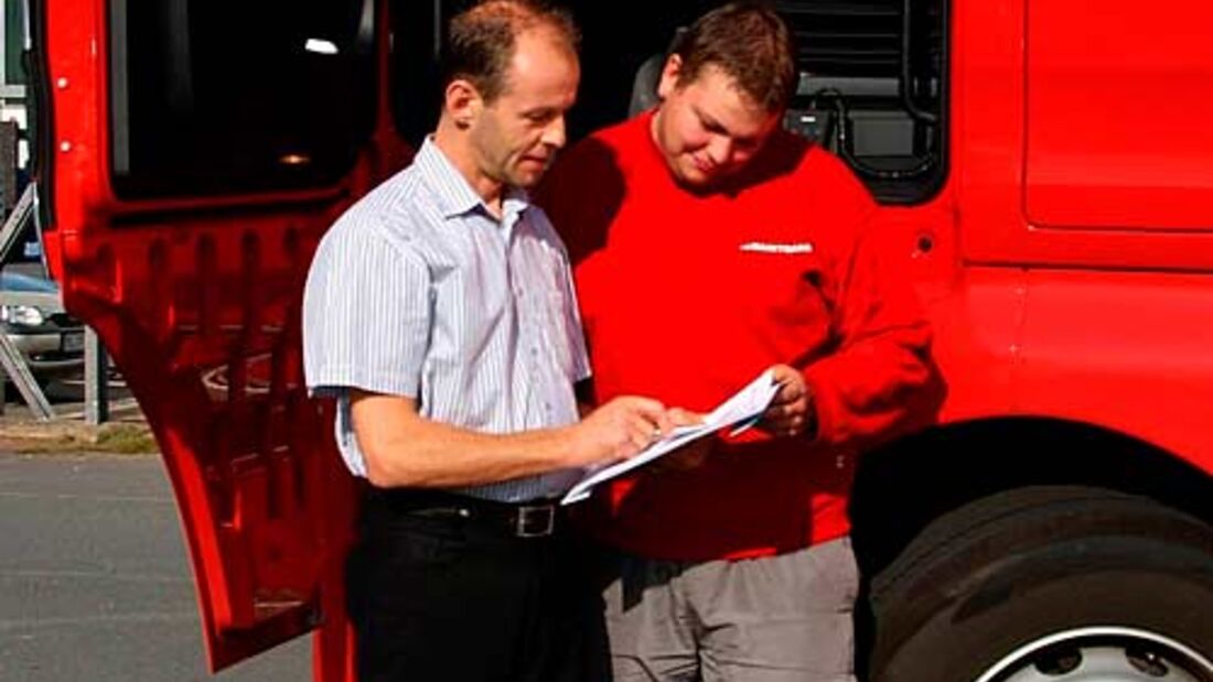 Chef und Fahrer bei der Auswertung